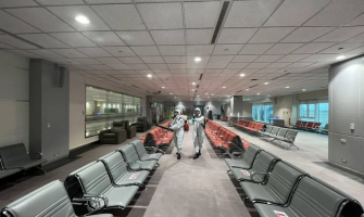 搭帳篷、穿防護衣… 搭機防染疫 保命花招百出