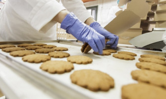 製造商關閉後，供應鏈難以採購丁腈手套