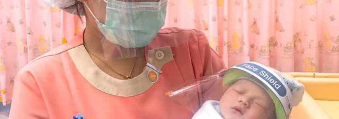 貼心！為防範新冠病毒，泰國醫院新生兒佩戴迷你防護面罩