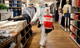 疫情消息｜病毒無阻購物欲 市民穿全套保護衣「血拼」