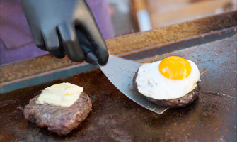 尊貴與時尚：黑色丁腈手套成為高端餐飲的必備單品