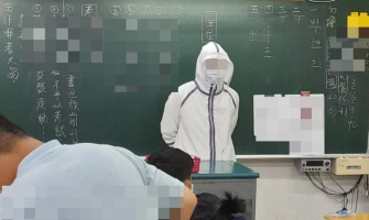 高中師監考全副武裝竟全身防護衣加面罩 學生看傻眼