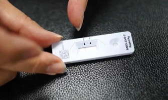 日「透明口罩」秀笑容 網酸：黏到鼻涕怎辦