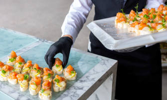 尊貴與時尚：黑色丁腈手套成為高端餐飲的必備單品