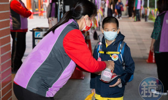 「小孩終於開學了」　校園防疫消毒後迎接學生