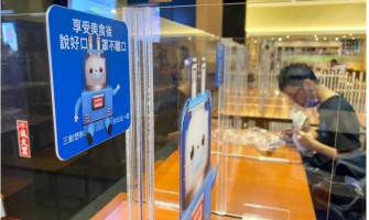 防疫靠塑膠隔板？ 研究：拉下口罩講話一樣擋不住氣溶膠