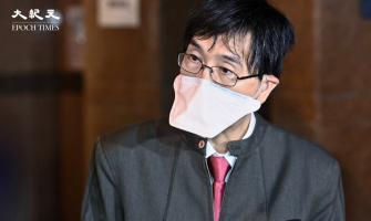 袁國勇倡高危人士戴兩個口罩 網民:帶電單車頭盔出街先得 袁國勇倡高危人士戴兩個口罩 網民:帶電單車頭盔出街先得