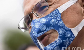 影/與民團推廣透明口罩 游錫堃:對社會溝通有幫助 影/與民團推廣透明口罩 游錫堃:對社會溝通有幫助
