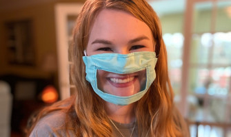 美國女大生免費為聽障人士製作「嘴部透明」口罩，眾籌1天募得10萬台幣！