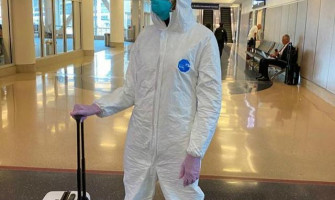 惜命超模Naomi Campbell機場白色防護服show