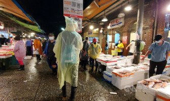 林右昌：崁仔頂漁市攤商及採買者須戴面罩手套