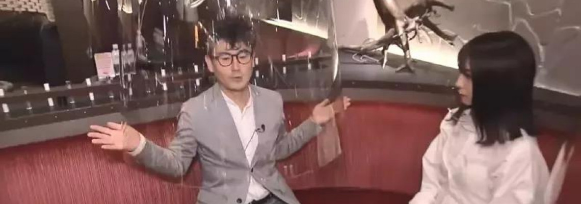 東京夜店奇招抗疫!客人用膠柱罩半身 女公關戴透明口罩防飛沫 東京夜店奇招抗疫!客人用膠柱罩半身 女公關戴透明口罩防飛沫