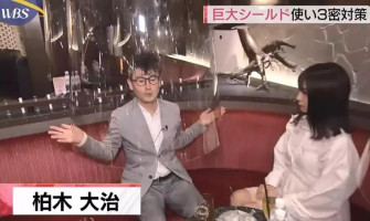 Tokyo nightclubs have a trick to fight the epidemic! The guest uses a rubber column to cover the bust, the female publicist wears a transparent mask to prevent droplets