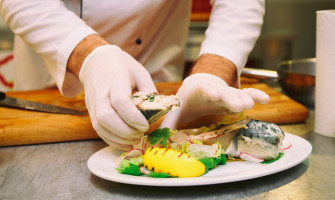 餐飲行業丁腈手套和乳膠手套，哪個比較好用？