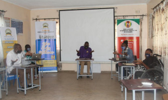 津巴布韋學校自製透明口罩 幫助聽障人士溝通交流