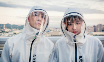 美感衝擊！航空公司周邊再一發：因應疫情升溫，長榮、華航「飛行防護衣」引起熱議！