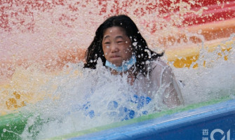 海洋公園水上樂園開幕　市民戴口罩瀡滑梯濕晒：帶咗10個入場